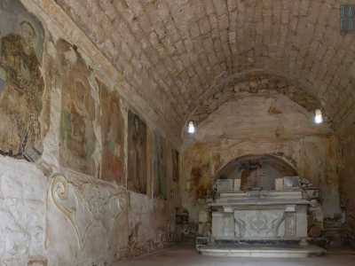 Se la parete destra � priva di decorazioni, la sinistra e l�abside mostrano degli stupendi affreschi di santi realizzati tra l�inizio del XIV e il XVI secolo, ridipinti in pi� occasioni